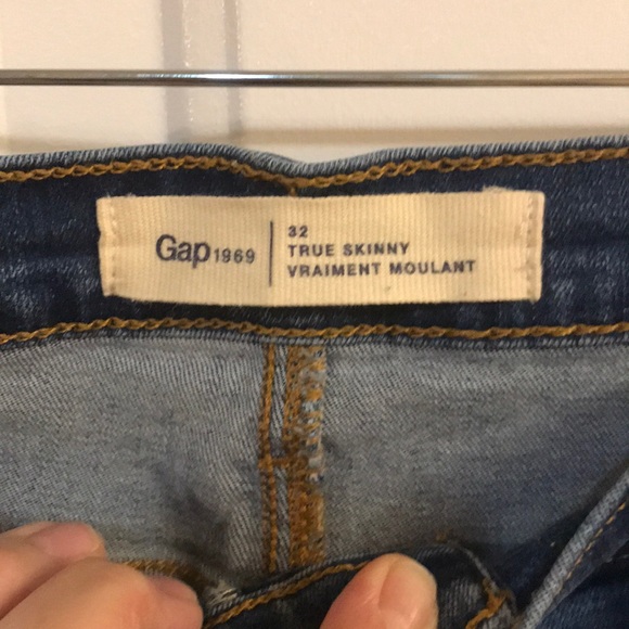 Gap Distressed Skinny Jeans - Picture 2 of 7